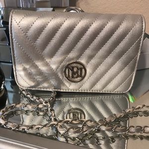 Badgly Mischka like new silver bag
